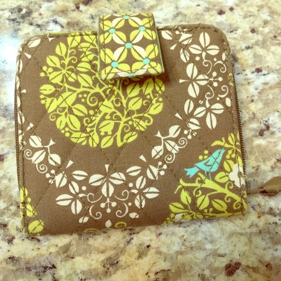 Vera Bradley Handbags - 👒Vera Bradley Bi-Fold Wallet Used-Like NEW👜 Vera Bradley Handbags - 👒Vera Bradley Bi-Fold Wallet Used-Like NEW👜
